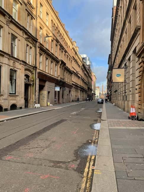 Glasgow: Walk The streets with a professional actor as guide - FAQs