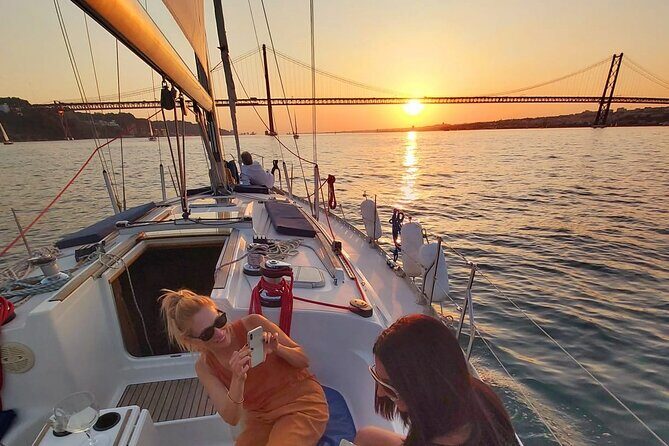 Golden Hour Boat Tour - Sailing by the Monuments with Wine - A Deep Dive into the Experience