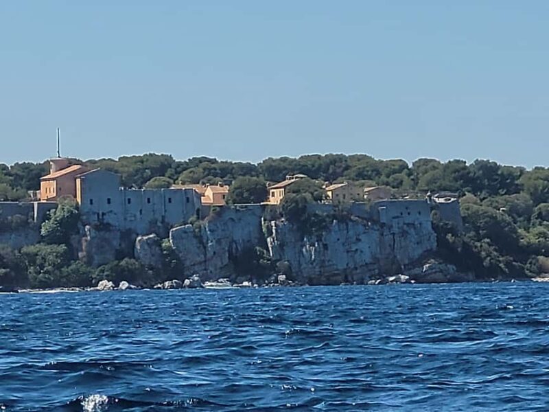 Golfe-Juan: Lérins Islands/Cap d'Antibes: 1.5-hour speedboat excursion - Key Points
