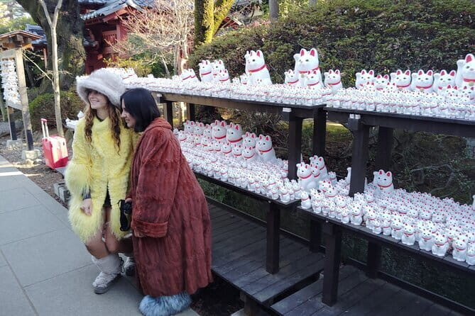 Gotokuji Temple Walking Tour with Numerous cat statues - Key Points
