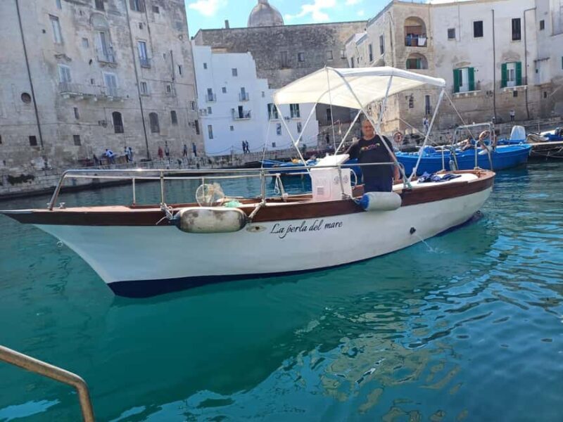 Gozzo tour along the coast of Monopoli - A Close Look at the Monopoli Gozzo Tour
