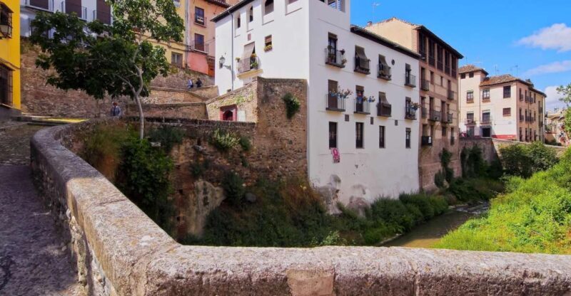 Granada: 2hour Tour of The Albaicín & Sacromonte Premium - Key Points