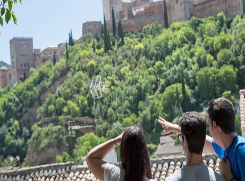 Granada: Albaicín and Sacromonte 2.5-Hour Walking Tour - Sacromonte: The Gypsy Caves and Cultural Traditions