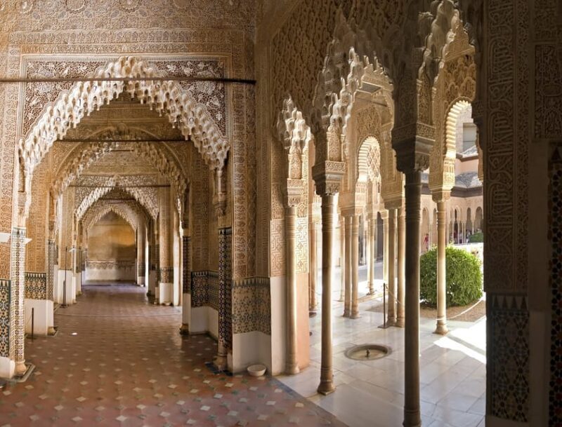 Granada: Alhambra and Albaicín Small Group Tour - Detailed Breakdown of the Itinerary