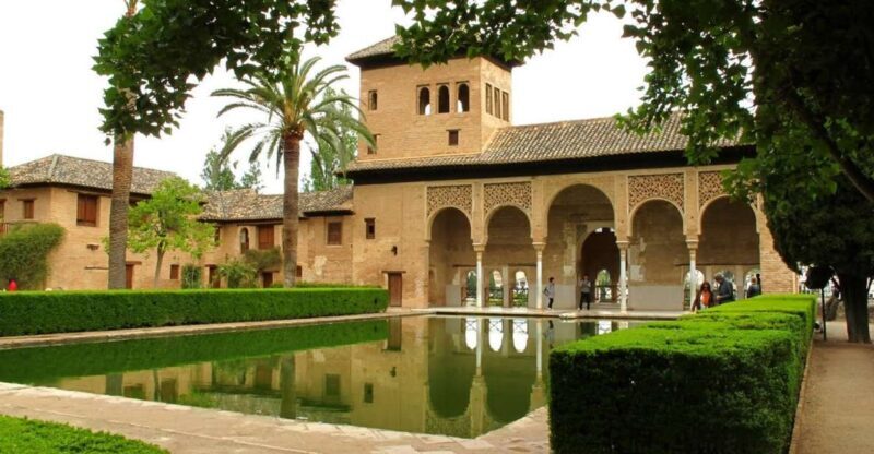 Granada: Alhambra and Generalife Gardens Guided Tour - What the Reviews Say