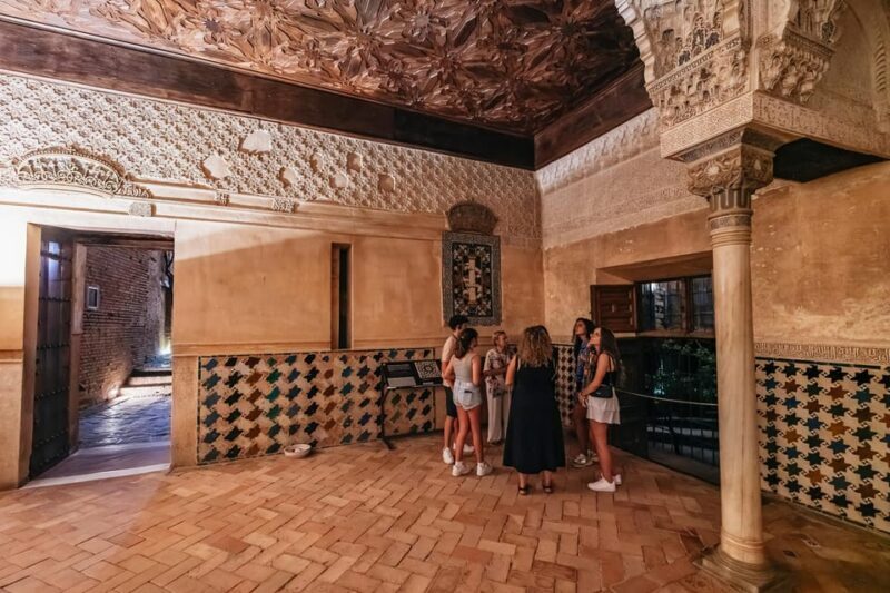 Granada: Alhambra and Nasrid Palaces Guided Tour at Night - Starting Point and First Impressions