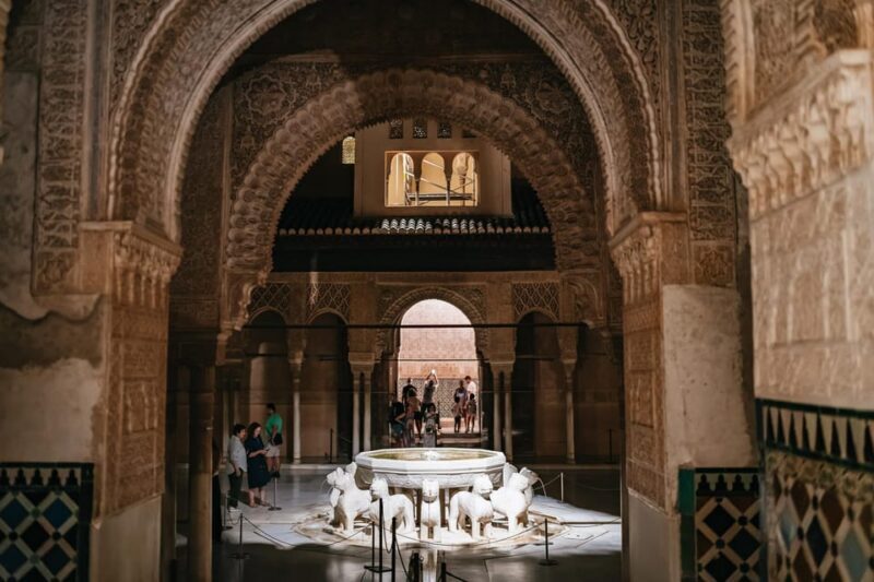 Granada: Alhambra and Nasrid Palaces Guided Tour at Night - The Guide’s Role and Personal Touch