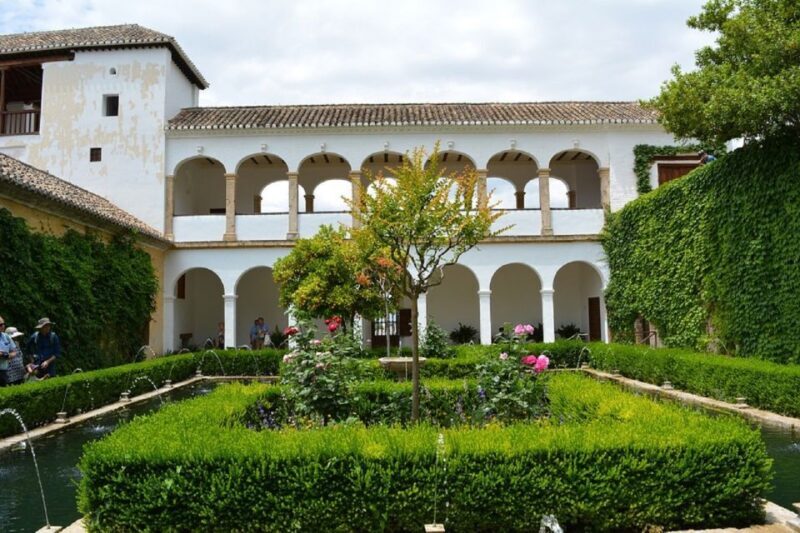 Granada: Alhambra Gardens, Generalife & Alcazaba Guided Tour - The Value of Guided Tours at the Alhambra