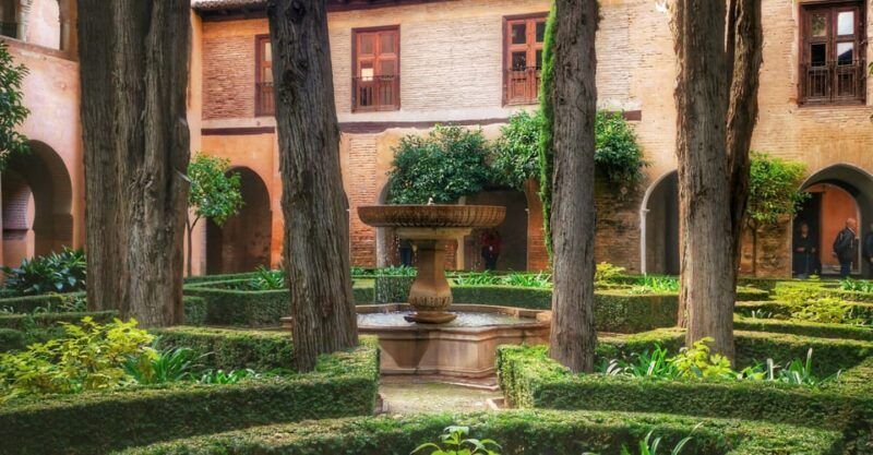 Granada: Alhambra & Nasrid Palaces Small Group Guided Tour - Detailed Breakdown of the Tour Experience