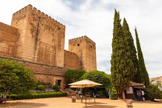 Granada (Alhambra) Scavenger Hunt and Sights Self-Guided Tour - Key Points