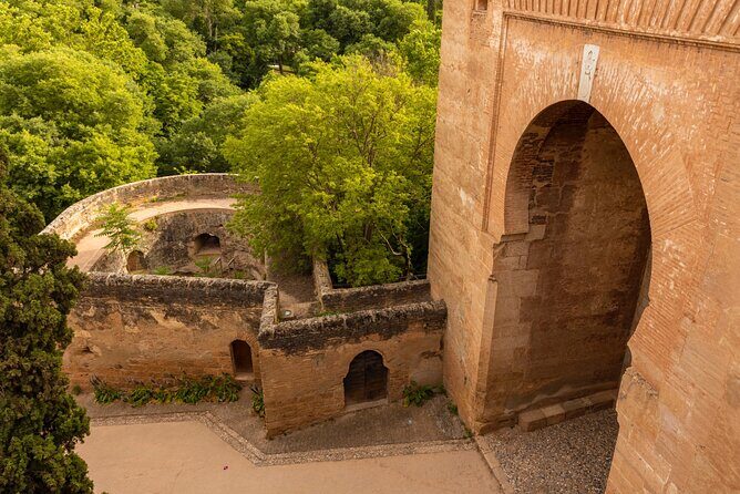Granada (Alhambra) Scavenger Hunt and Sights Self-Guided Tour - Authentic Highlights from Traveler Feedback