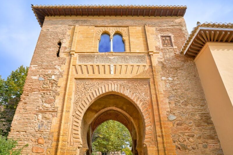 Granada: Alhambra Small Group Tour with Nasrid Palaces - Granada: Alhambra Small Group Tour with Nasrid Palaces