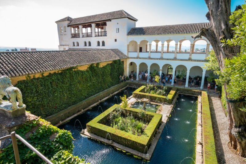 Granada: Alhambra Ticket and Guided Tour with Nasrid Palaces - How the Experience Comes Together