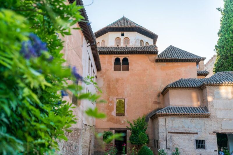 Granada: Alhambra Ticket and Guided Tour with Nasrid Palaces - Who Should Consider This Tour?