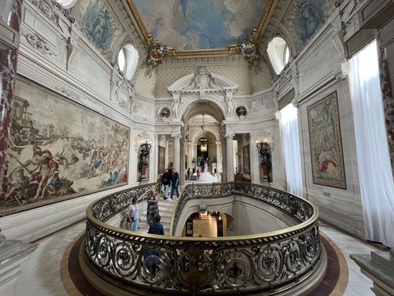 Great Stables of Prince de Conde & Palace Chantilly - Key Points