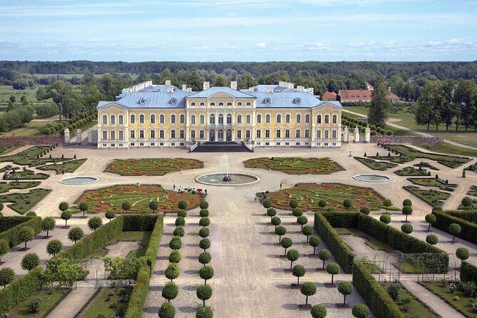 Group Day trip to Rundale Palace, Hill of Crosses & Bauska Castle - Key Points