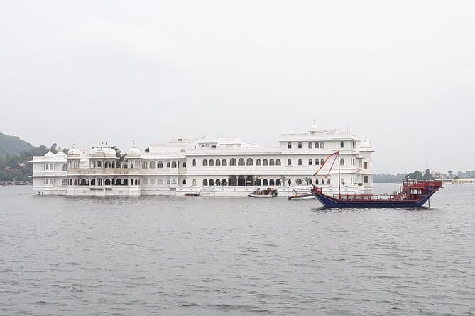 Guided Ghat Walk Experience with Boat Ride in Udaipur with a local - Key Points