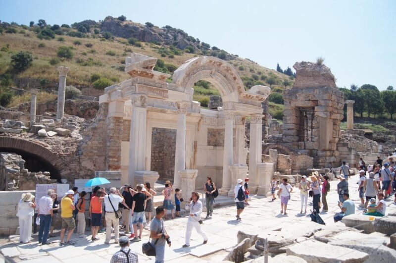 Guided Icmeler Ephesus Tour w/ Breakfast & Lunch - A Meal with a View: Lunch Break in Selcuk