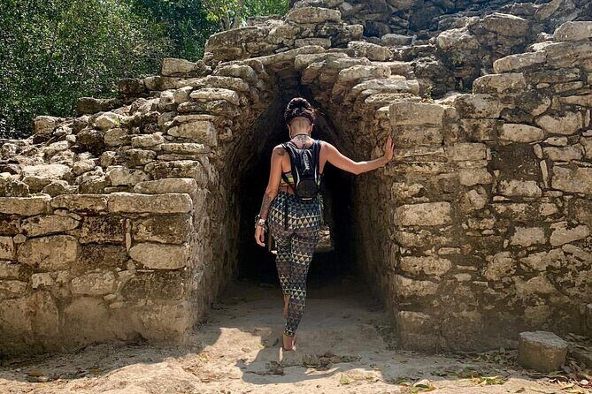 Guided Tour of Archaeological Zone of Tulum + Cenote Swim - Exploring the Details of the Tour
