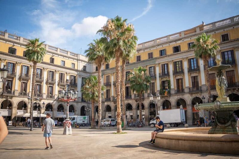 Guided tour of Barcelona in French (Old Town & Instagram spots) - Key Points