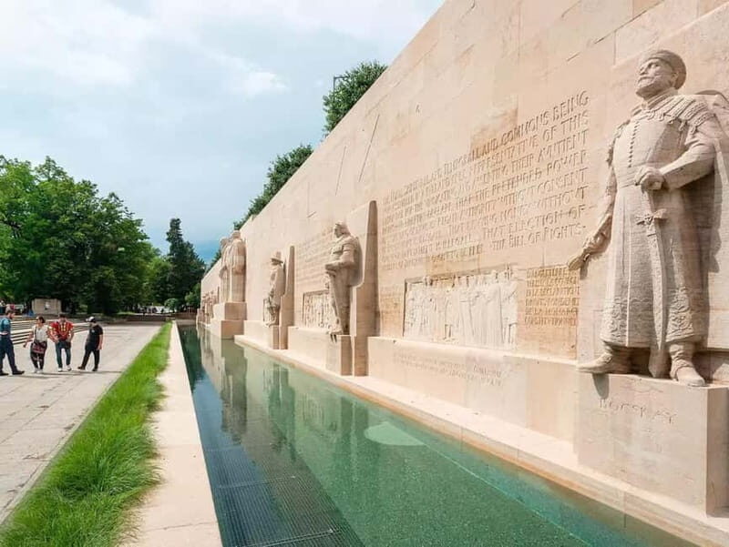 Guided tour of Geneva: Discovering the city's hidden gems - The Value of This Tour