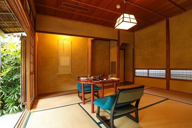 Guided Tour of Nagasaki Shrine with Japanese Style Course Lunch - Key Points