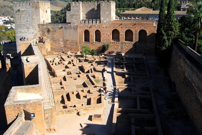 Guided tour of the Alhambra: Generalife and its gardens - Key Points