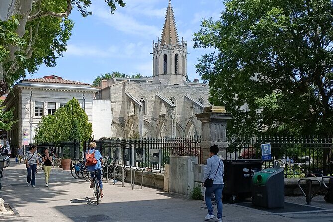 Guided tour of the Historic Center of Avignon - A Deep Dive into the Avignon Experience