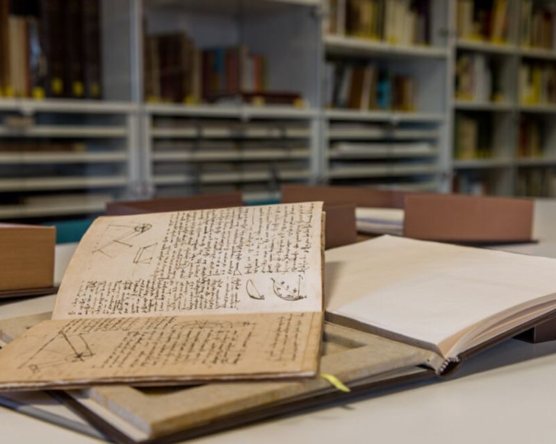 Guided tour to the editions of Leonardo's manuscripts - A Closer Look at the Tour Experience