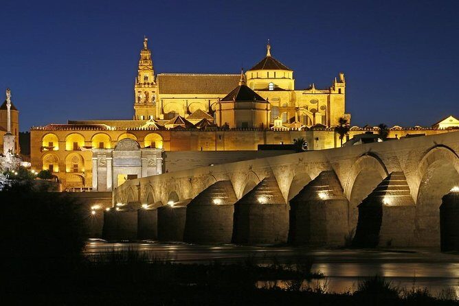 Guided visit to the Mosque-Cathedral, Jewish Quarter, Alcazar and Synagogue. Official guide - A Closer Look at the Tour Experience