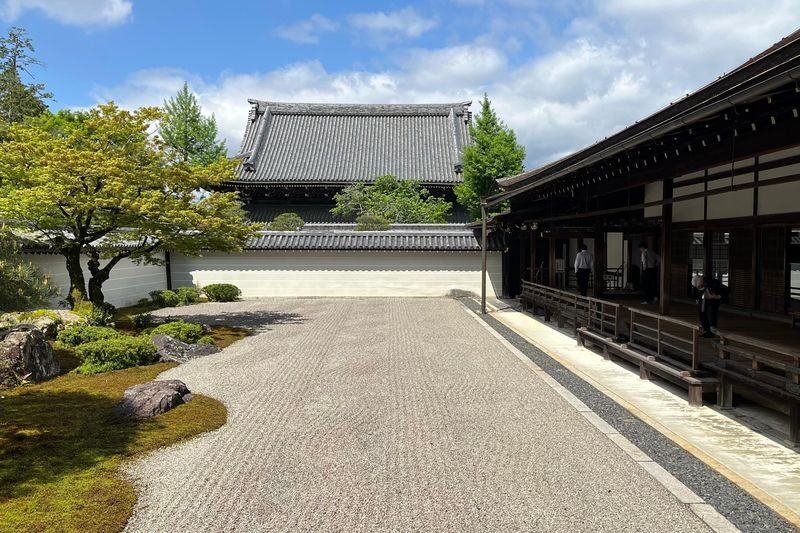 Half-Day Private Guided Tour to the Silver Pavilion in Kyoto - Reaching Ginkaku-ji, the Silver Pavilion