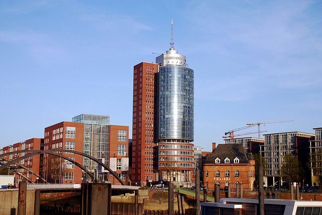 Hamburg: 1.5-Hour Comedy Bus Tour in German - Quick Overview