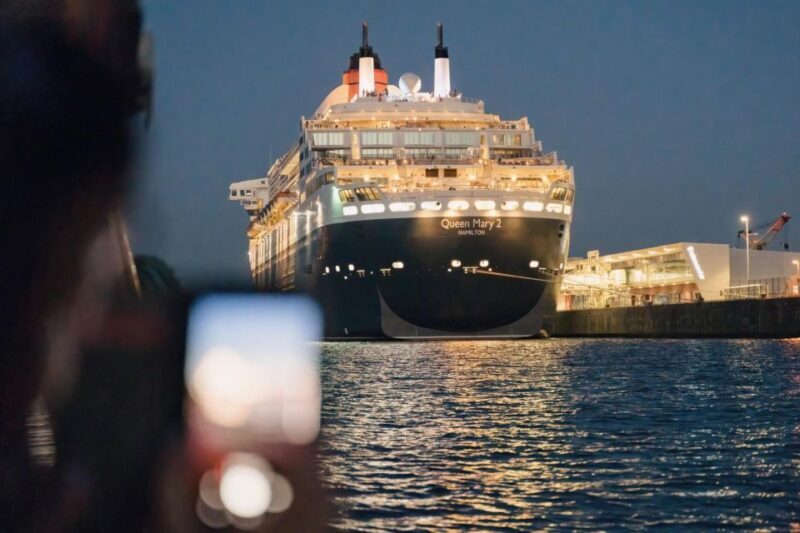 Hamburg: 1.5-Hour Evening Lights Harbour Cruise on a Ship - Highlights and Photo Opportunities