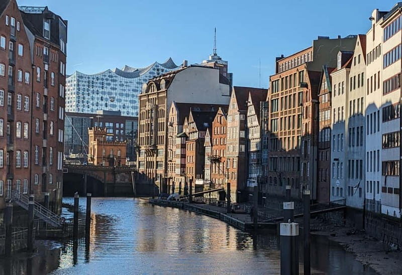 Hamburg: Guided Tour in French, the essentials in 2,5 hours! - Hamburg: Guided Tour in French, the essentials in 2.5 hours!
