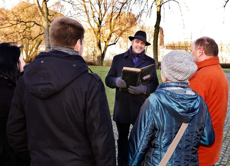 Hamburg: Interactive Crime Theater Tour in German - Key Points