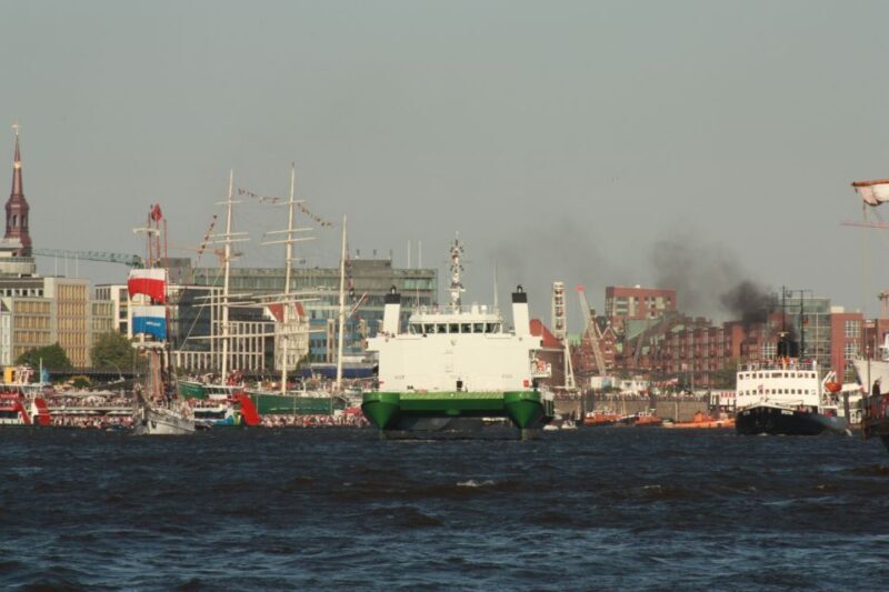 Hamburg: Line F Hop-On Hop-Off Bus and Boat Tour - Who Will Love This Tour?