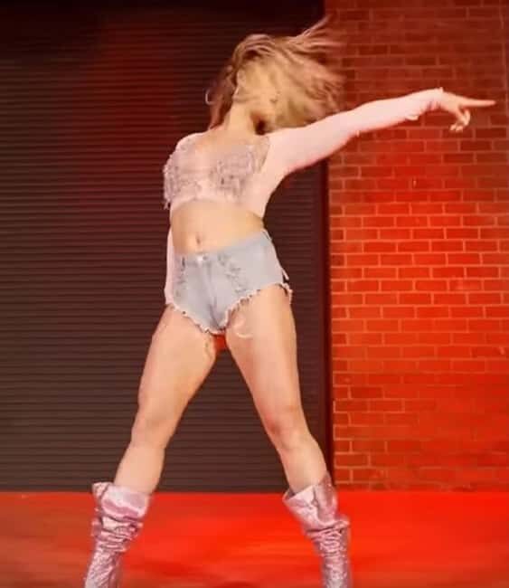 Hamburg: Private St. Pauli Night Tour with Musical Dancer - Key Points