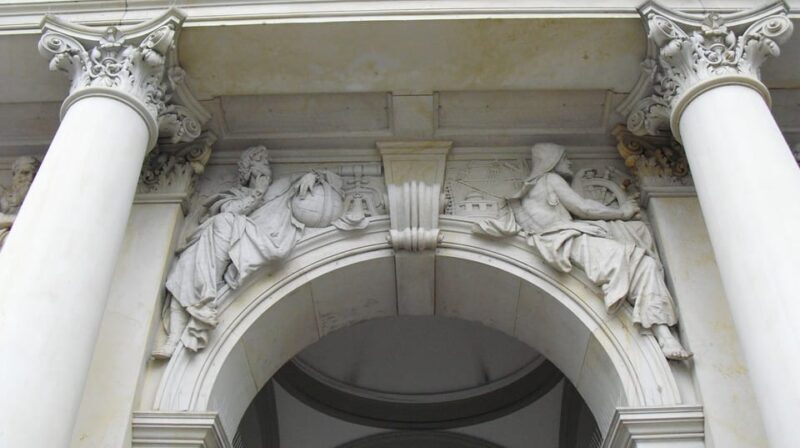 Hamburg: Private Tour Down Town around City Hall - Key Points