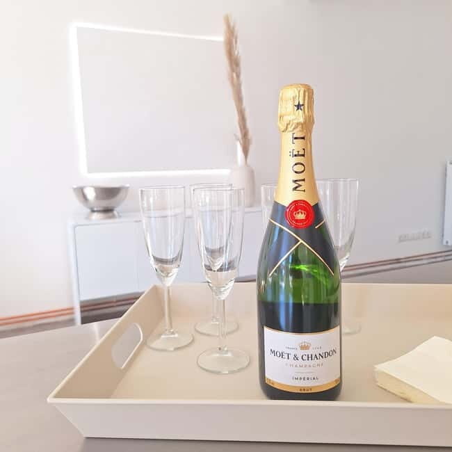 Hamburg: Soap art workshop with champagne - What Makes This Experience Stand Out?