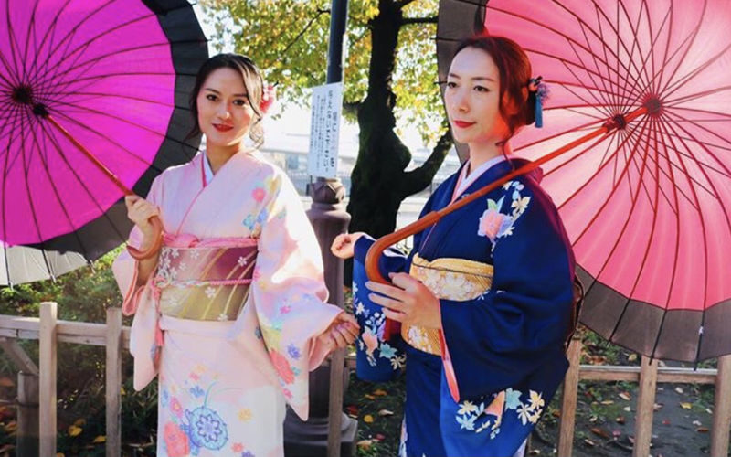 Hanaka Kimono Rental with Hairstyling in Asakusa - Choosing a kimono at HANAKA