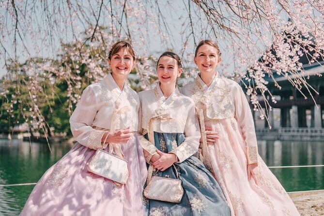 Hanbok Photoshoot and History Tour at Gyeongbokgung Palace - Gwanghwamun Gate: Iconic Entrance and Photo Op