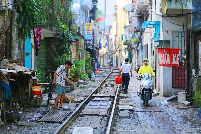 Hanoi city tour and drinking beside railway- group tour - Key Points