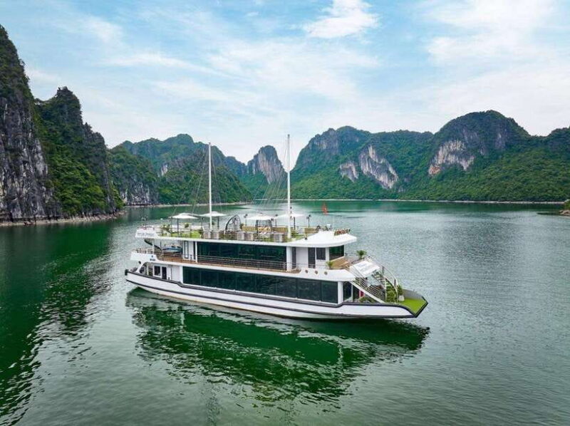 Hanoi: Full-Day Halong Bay 5 star, jacuzzi, buffet,kayak,swim - Experience the Magic of Ha Long Bay on a 5-Star Cruise