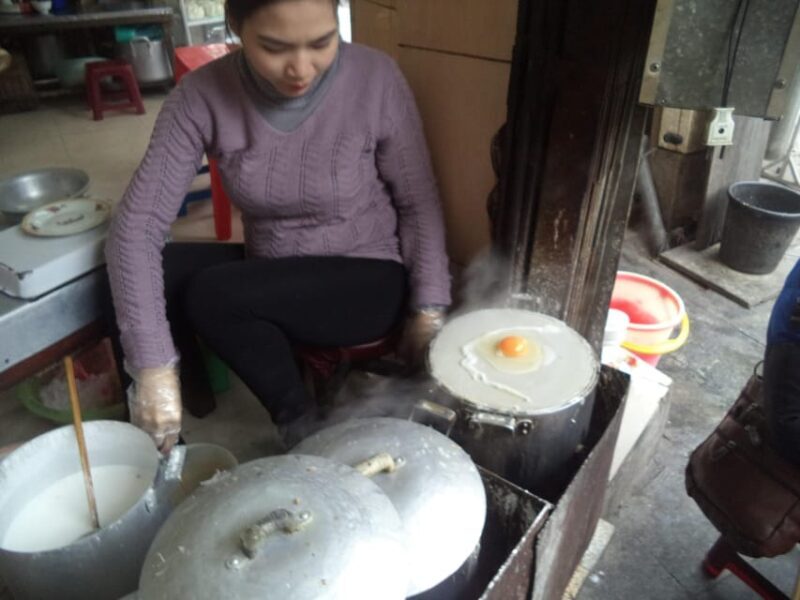 Hanoi: Old Quarter Street Food Walking Tour with 10 Tastings - Exploring the Market and Local Streets