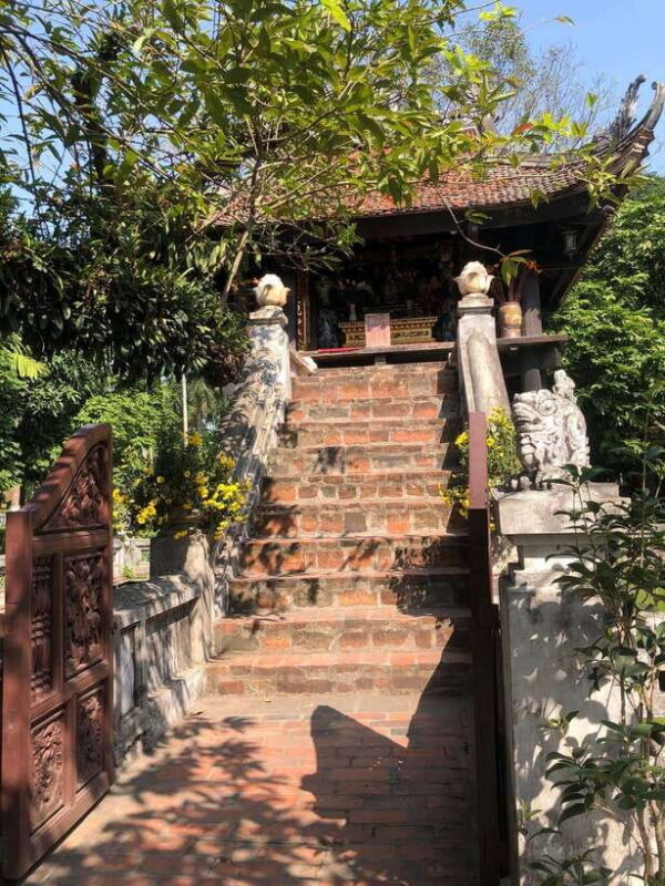 HANOI: SCOOTER VISIT TRAIN STREET & CULTURE SIGHTSEEING - Key Points