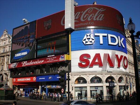 Hard Rock Cafe Piccadilly Circus with Set Menu for Lunch or Dinner - Experience the Vibrant Heart of London with Hard Rock Cafe Piccadilly Circus