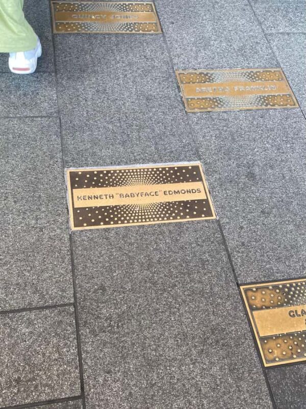 Harlem walking tour in French and Gospel Mass in a small group - Key Points