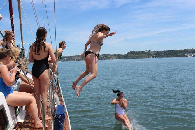 Hen Party in Lisbon on a vintage Sailboat - Key Points