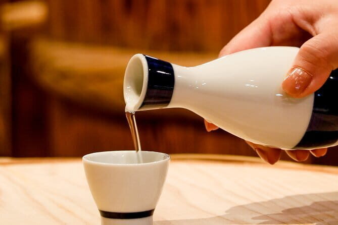 Hidden Local Bars Hopping in Kobe - Stop 2: An Izakaya—Traditional Japanese Bar and Restaurant