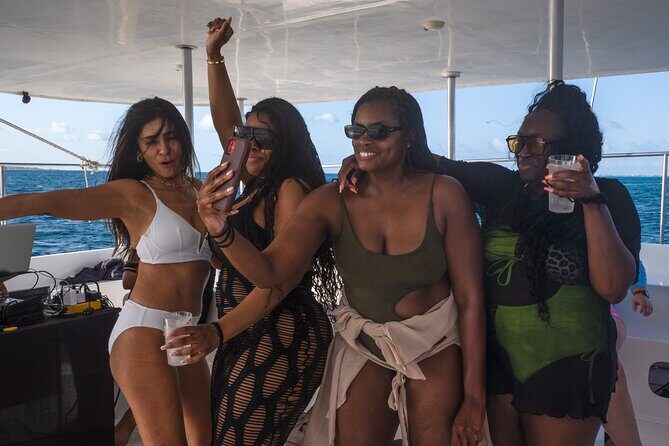 Hip hop party boat, adults only - A lively adults-only hip hop cruise in Cancun: what to expect
